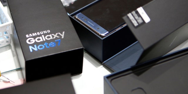File photo - An exchanged Samsung Electronics' Galaxy Note 7 is seen at company's headquarters in Seoul, South Korea, Oct. 13, 2016. (REUTERS/Kim Hong-Ji)