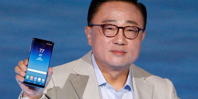 D.J. Koh, president of Samsung Electronics' Mobile Communications holds the Galaxy Note 8 smartphone during a launch event in New York City, U.S., August 23, 2017. (REUTERS/Brendan McDermid)