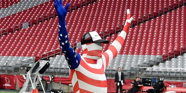 GLENDALE, AZ - NOVEMBER 13: Carson Palmer #3 of the Arizona Cardinals stretches on the field in costume prior to a game against the San Francisco 49ers at University of Phoenix Stadium on November 13, 2016 in Glendale, Arizona. He had to wear the costume after losing a weekly skills competition at practice. (Photo by Norm Hall/Getty Images)