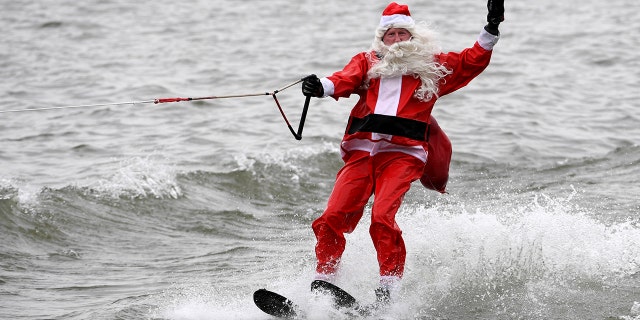 A Canadian government website claims that global warming is forcing Santa Claus to relocate his village to the South Pole.