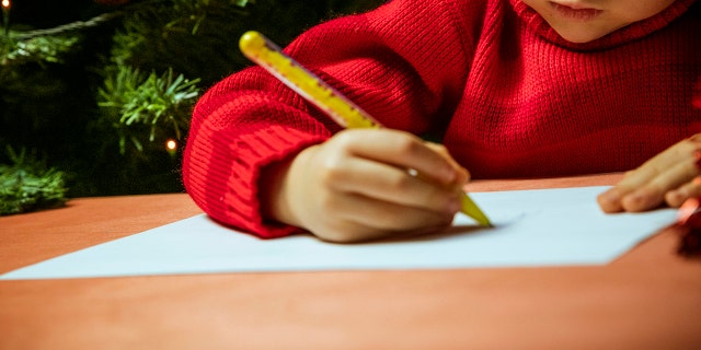 A little girl's troubling letter has inspired people across the globe to send blankets to a Texas school.