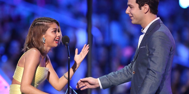 Sarah Hyland Tumbles To Start Teen Choice Awards Fox News