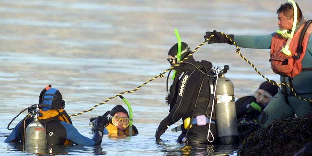 Authorities search the Berkley Marina, where Laci Peterson's husband Scott said he was fishing at when she went missing, in this undated photo