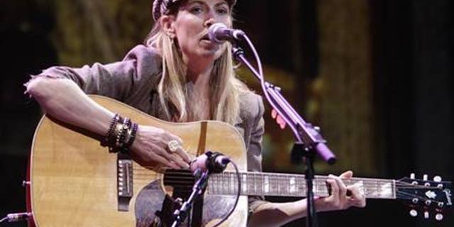 Singer/songwriter Sheryl Crow performs for Starbucks shareholders at the coffee company's annual meeting in Seattle, Washington March 24, 2010. REUTERS/Robert Sorbo