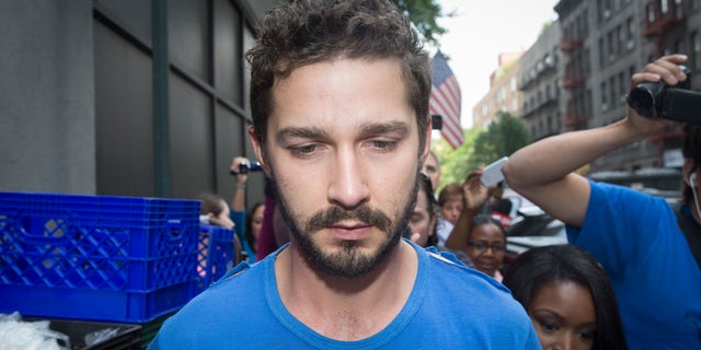 Laporan: LaBeouf melecehkan pria tunawisma sebelum ‘Kabaret’