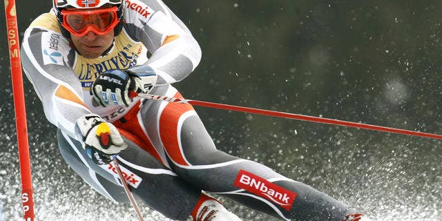 Aksel Lund Svindal, of Norway, speeds down the course on his way to winning an Alpine Ski, Men's Giant Slalom, at the World Cup finals in Lenzerheide, Switzerland, Saturday, March 17, 2007. (AP Photo/Alessandro Trovati)