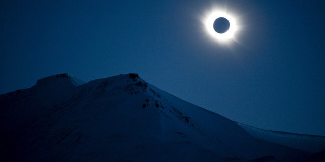 A total solar eclipse is seen in Longyearbyen on Svalbard March 20, 2015. (REUTERS/Jon Olav Nesvold/NTB scanpix)