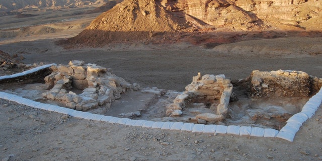 The entrance complex with a two-room gatehouse flanked by animal pens and piles of dung (Erez Ben-Yosef et al).