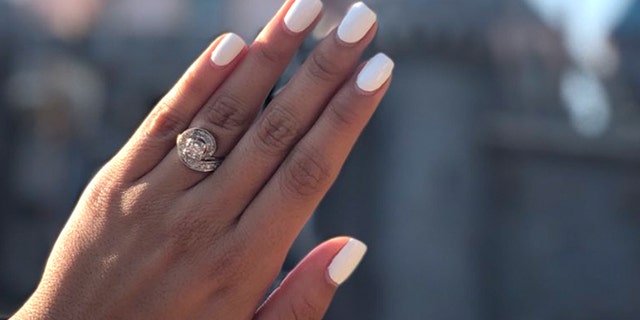 Twitter users reacted positively to the well-timed pic, with some even calling the proposal “goals.”