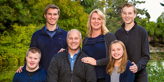 Pete Stauber and his wife Jodi with their four children; Levi, Luke, Isaac and Addilyn.