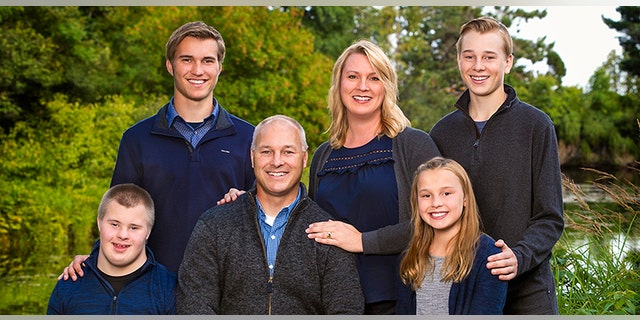 Pete Stauber and his wife Jodi with their four children; Levi, Luke, Isaac and Addilyn.