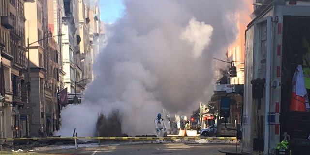 A steam pipe explosion in New York on Thursday temporarily displaced 500 people from their homes.