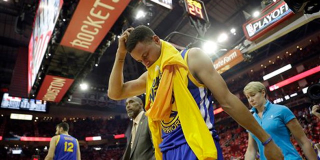 Golden State Warriors' Stephen Curry heads off the court and to the locker room at the start of the second half in Game 4 of a first-round NBA basketball playoff series against the Houston Rockets, Sunday, April 24, 2016, in Houston. Curry was injured at the end of the first half. (AP Photo/David J. Phillip)