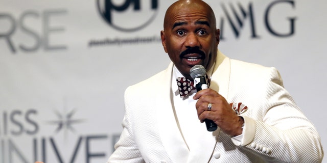 Host Steve Harvey speaks to reporters after the 2015 Miss Universe Pageant in Las Vegas, Nevada, a dicembre 20, 2015. Al tempo, Harvey said he misread the card when he made the announcement that Miss Colombia was the winner. Miss Philippines Pia Alonzo Wurtzbach was the actual winner.