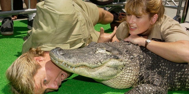 Australian adventurer Steve Irwin and his wife Terri pose with an
aligator named Bubba during the premiere of the adventure comedy motion
picture "The Crocodile Hunter - Collision Course" at the Cinerama Dome
in the Hollywood section of Los Angeles June 29, 2002. The naturalist
couple appear in the film which opens across the United States on July
12. REUTERS/Jim Ruymen
JR/ME - RTR70XH