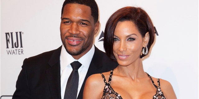 Former NFL player Michael Strahan and model and reality TV star Nicole Murphy attend the American Foundation for AIDS Research (amfAR) New York Gala to kick off Fall 2013 Fashion Week in New York February 6, 2013. REUTERS/Andrew Kelly (UNITED STATES - Tags: ENTERTAINMENT FASHION SPORT FOOTBALL) - RTR3DFX4