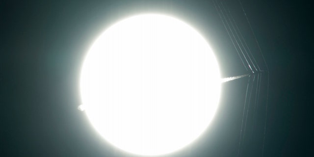 A new technique uses the texture and luminosity of the sun to reveal the details of shock waves in planes flying at faster than the speed of sound.