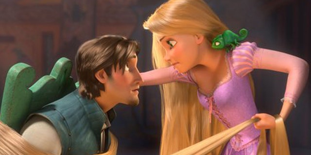 La princesa Rapunzel, de larga cabellera rubia, dialoga a su manera con el personaje de Flynn, en una escena del musical animado "Tangled" de Disney. Esta cinta superó a Harry Potter en los ingresos de taquilla del fin de semana que concluye el domingo 5 de noviembre de 2010 en Estados Unidos. En el musical, Mandy Moore hace la voz de Rapunzel y Zachary Levi, la de Flynn. (AP foto/Disney Enterprises, Inc.)