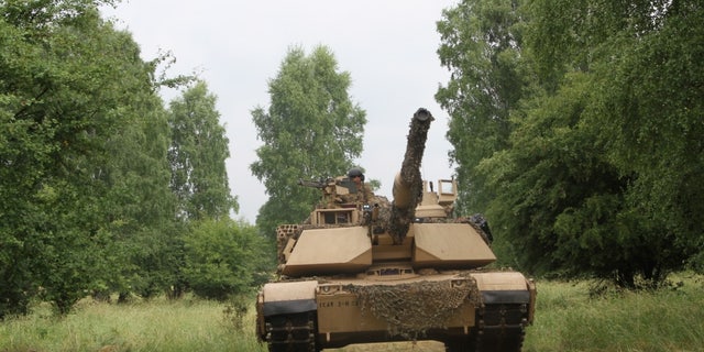 Miembros de la tripulación del tanque de la Compañía Bravo "Brazos codiciosos", 2. ° Batallón, 8. ° Regimiento, 1. ° Equipo de Combate de la Brigada Blindada, 1. ° División de Caballería.