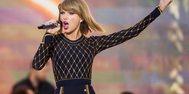 Singer Taylor Swift performs on ABC's "Good Morning America" to promote her new album "1989" in New York, October 30, 2014.