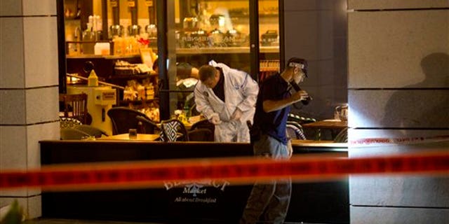 Agentes de la policía de Israel examinan la escena de una balacera en Tel Aviv, Israel, el 8 de junio de 2016. Dos pistoleros palestinos abrieron fuego en el centro de Tel Aviv el miércoles por la noche, matando a tres personas e hiriendo a al menos cinco más, segun la policía de Israel. (AP Foto/Sebastian Scheiner)