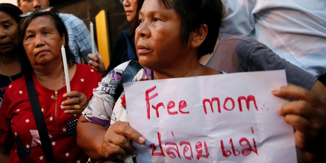 People take part in a demonstration asking for the release of Patnaree Chankij, mother of anti-junta activist Sirawith Seritiwat, in Bangkok, Thailand May 7, 2016. (REUTERS/Jorge Silva)