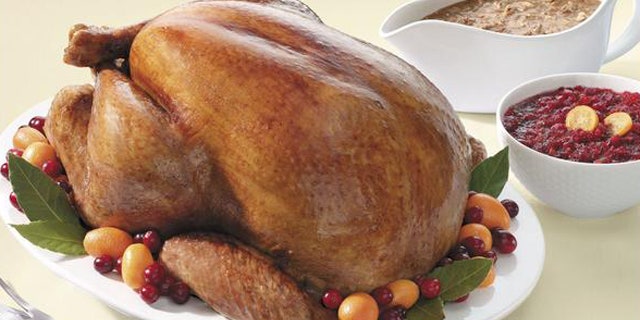 The National Turkey Federation's How To Guide for Thanksgiving on WWW.EATTURKEY.COM demonstrates how to prepare a whole turkey. For more information, contact Maryanne Keeney at Devine & Pearson, +1-617-472-2700. (PRNewsFoto)