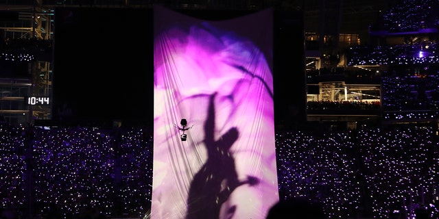 NFL Football - Philadelphia Eagles v New England Patriots - Super Bowl LII Halftime Show - U.S. Bank Stadium, Minneapolis, Minnesota, U.S. - February 4, 2018. Justin Timberlake performs during the halftime show as a projection of the late singer Prince is shown. REUTERS/Chris Wattie - HP1EE2504YN3Y