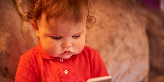 Kann Technologie die frühe Entwicklung eines Kindes verlangsamen?