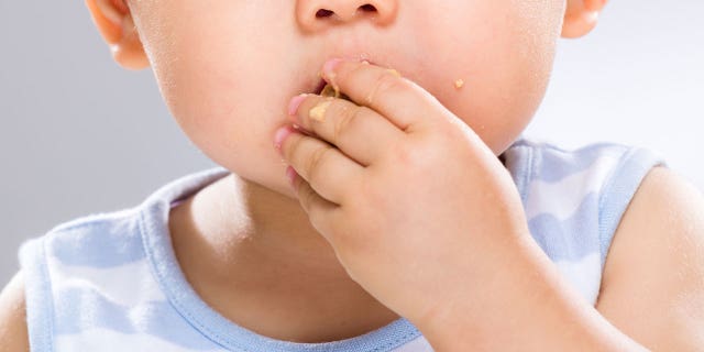 A toddler in China has become an online sensation thanks to her healthy appetite.