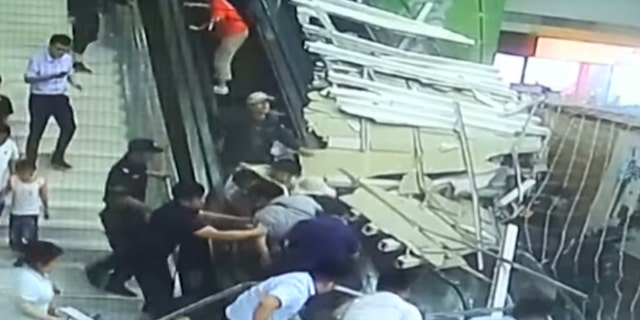 Several tourists were injured Saturday after a ceiling decoration collapsed suddenly on an escalator inside a scenic spot in Huayin City, northwest China's Shaanxi Province.