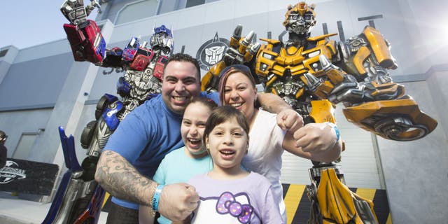 Optimus Prime, leader of the Autobots, and Bumblebee are now making in-park appearances at Universal Studios Florida. Towering at more than nine-feet-tall, the characters will be in-park daily to meet, interact and take larger-than-life photos with guests. Universal Orlando Resort introduced this experience to get guests ready for the battle theyâll experience when TRANSFORMERS: The Ride â 3D opens this summer.
© 2013 Universal Orlando Resort. All rights reserved.
