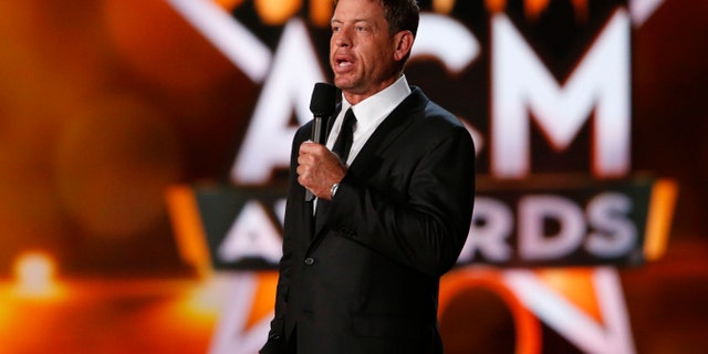 Former Dallas Cowboys quarterback Troy Aikman introduces a performance by Alan Jackson at the 50th Annual Academy of Country Music Awards in Arlington, Texas April 19, 2015.