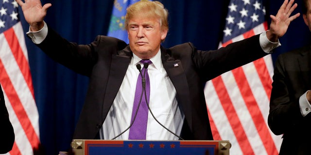 El precandidato presidencial republicano Donald Trump habla en un acto durante la noche de los caucus de Nevada, el 23 de febrero de 2016, en Las Vegas. (Foto AP/Jae C. Hong)