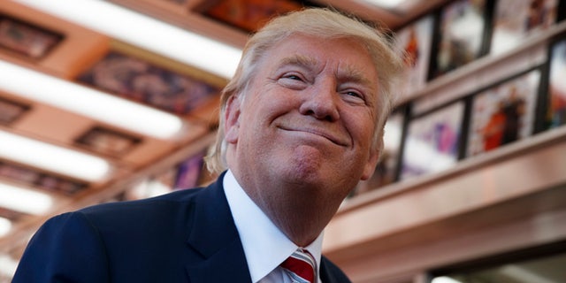 El candidato presidencial republicano Donald Trump sontÃe mientras escucha a reporteros el jueves 22 de septiembre de 2016, en Filadelfia. (AP Foto/ Evan Vucci)