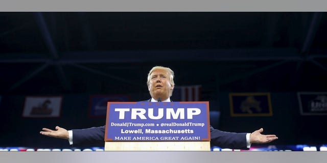U.S. Republican presidential candidate Donald Trump speaks at a campaign rally in Lowell, Massachusetts January 4, 2016. REUTERS/Brian Snyder