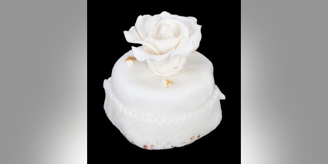 Donald And Melania Trump 2005 Wedding Cake Up For Auction Price The Individual Cakes Were Given To Guests As Take Home Souvenirs Actual Wedding