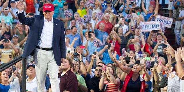 Trump Addresses Largest Crowd Of Presidential Campaign While In Alabama ...