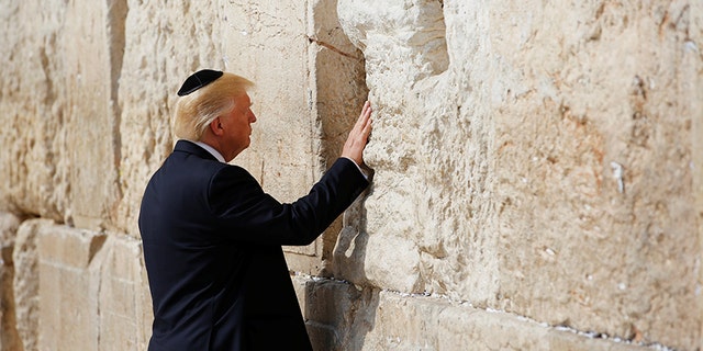 Le président Trump est devenu le premier président en exercice à visiter le mur occidental le 22 mai 2017.