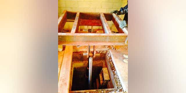 The hydraulic lift of a tunnel discovered by agents in 2015. It took 9 months to a year to fill in the tunnel.