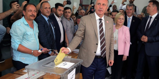 Main opposition candidate Muharrem Ince casts his vote in Yalova, northwestern Turkey.