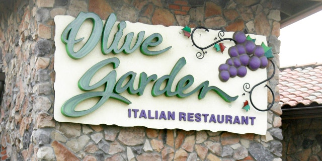 Customers are shown outside an Olive Garden restaurant in Burbank,California December 15, 2006. More than 250 people have reported becoming sick after eating at an Olive Garden restaurant in Indianapolis, Indiana, a county health official said on Friday, a day after an outbreak of E.coli at Taco Bell restaurants was declared over. REUTERS/Fred Prouser (UNITED STATES) - RTR1KGGQ