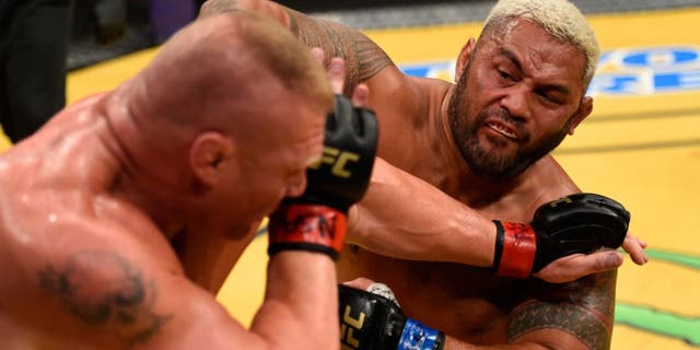 LAS VEGAS, NV - JULY 09: (R-L) Mark Hunt of New Zealand punches Brock Lesnar in their heavyweight bout during the UFC 200 event on July 9, 2016 at T-Mobile Arena in Las Vegas, Nevada. (Photo by Josh Hedges/Zuffa LLC/Zuffa LLC via Getty Images)