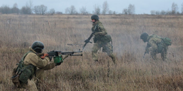 Nov. 21, 2015: US special forces instructors train Ukrainian soldiers at the military training ground in Ukraine's Khmelnitsk region (AP Photo/Aleksandr Shulman)