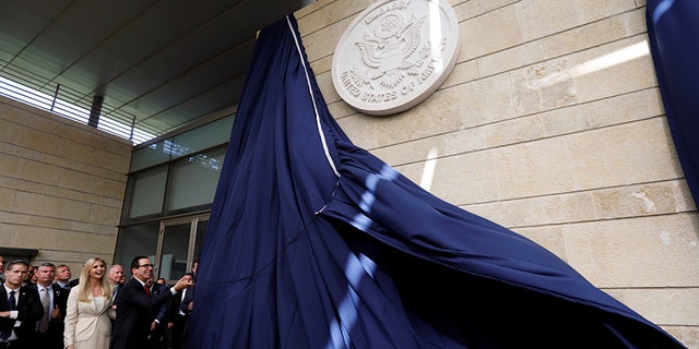 Le secrétaire au Trésor américain Steven Mnuchin et Ivanka Trump, à gauche, entre autres, dévoilent l'ambassade des États-Unis à Jérusalem.
