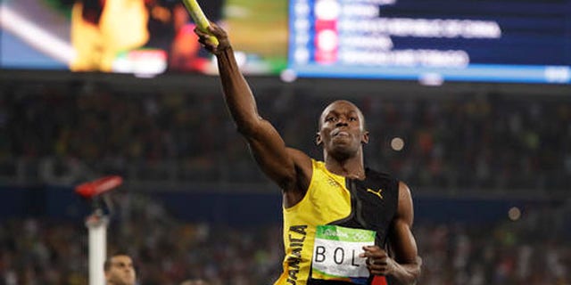Usain Bolt de Jamaica celebra su medalla de oro en la final de relevos de 4x100 metros masculinos en los Juegos Olímpicos de Verano de 2016 en Río de Janeiro.