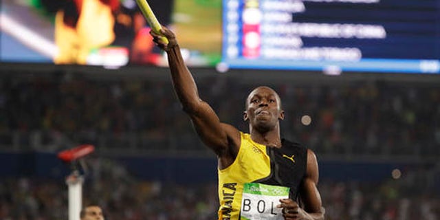 Usain Bolt de Jamaica celebra su medalla de oro en la final de relevos de 4x100 metros masculinos en los Juegos Olímpicos de Verano de 2016 en Río de Janeiro.