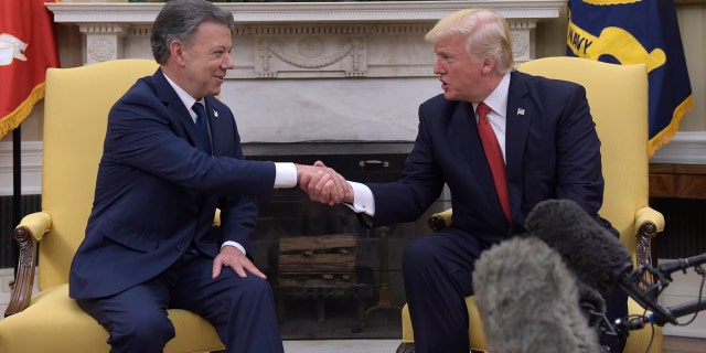 President Donald Trump meets with Colombian President Juan Manuel Santos in the Oval Office of the White House in Washington, Thursday, May 18, 2017. (AP Photo/Susan Walsh)