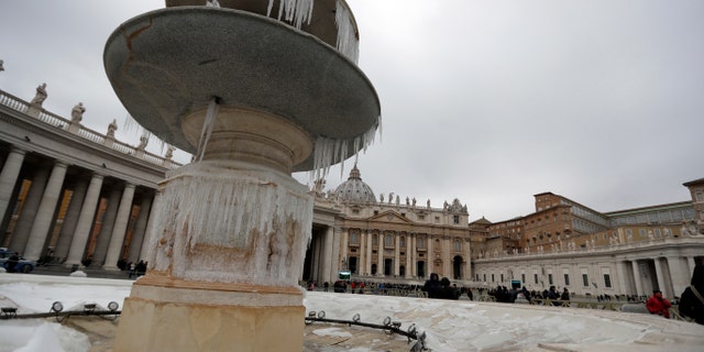 Des glaçons de neige ornent l'une des fontaines de la place Saint-Pierre au Vatican.