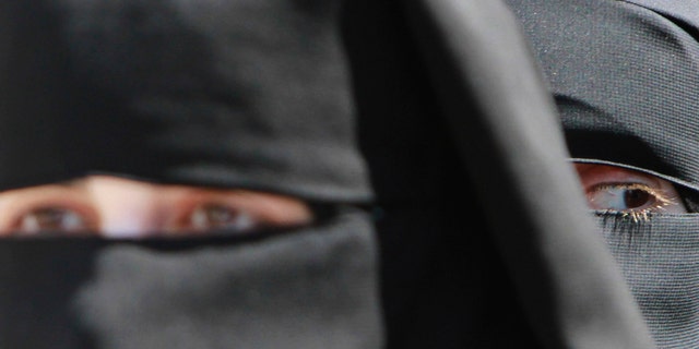 Saudi Arabia should not 'force' women to wear abaya robes, top cleric ...